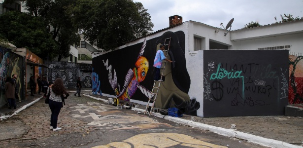 29.abr.2017 - Grafiteiro pinta muro de casa localizada no Beco do Batman, na Vila Madalena, em São Paulo - Amanda Perobelli/Estadão Conteúdo