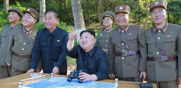 22.mai.2017 - O ditador norte-coreano Kim Jong-un (segurando binóculos) inspeciona o teste com o míssil Pukguksong-2; ao lado de Kim está posicionado o grupo de militares conhecido como "quarteto dos mísseis": Kim Jong-sik (2º à esq.), Ri Pyong-chol (3º à esq.), Jon Il-ho (2º à dir.) e Jang Chang-ha (1º à dir.) - KCNA via Reuters