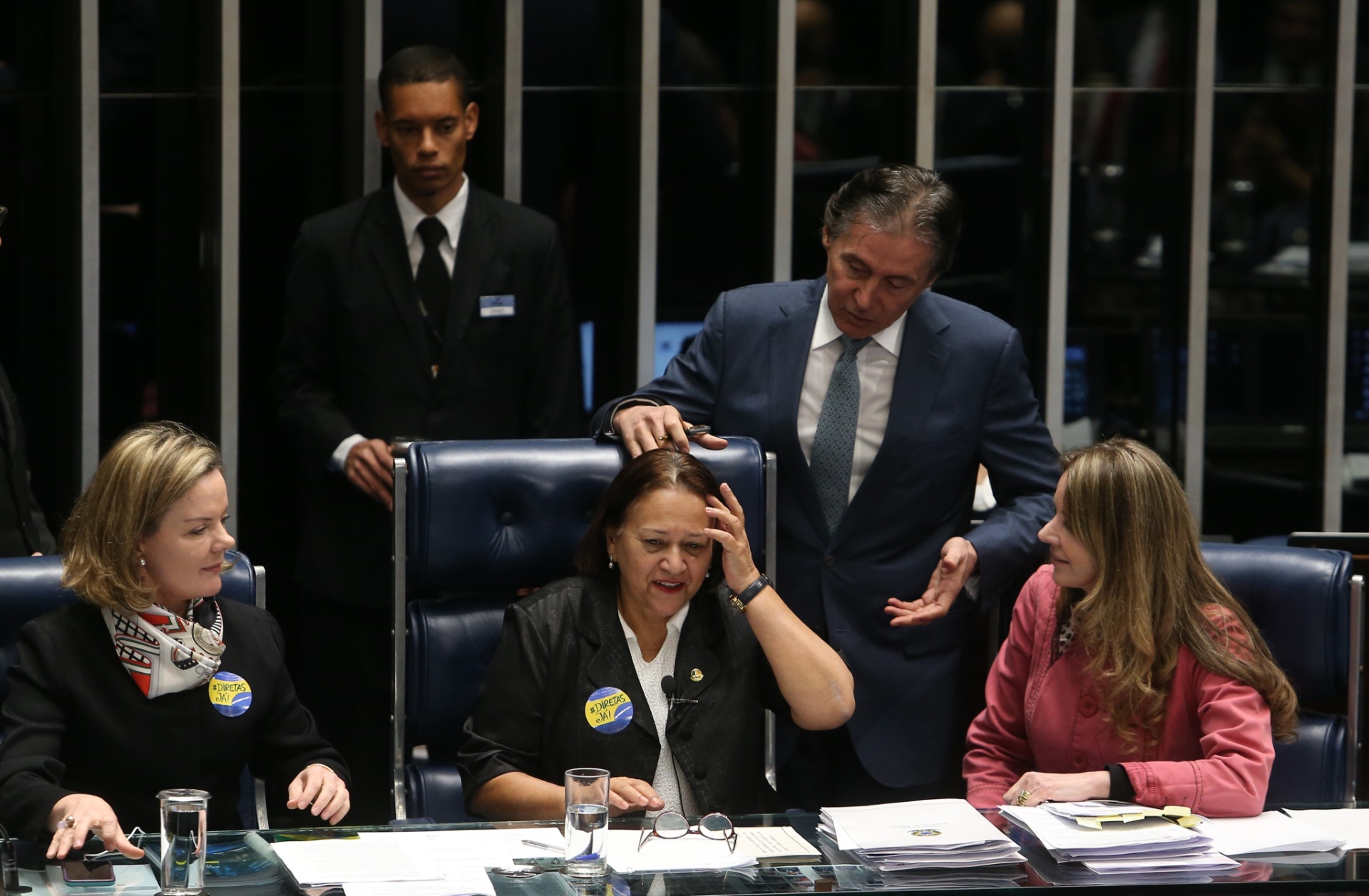 11.jul.2017 - O presidente do Senado, Eunício Oliveira (PMDB-CE), suspendeu a sessão de votação da reforma trabalhista depois de as senadoras Gleisi Hoffmann (PT-PR), Fátima Bezerra (PT-RN) e Vanessa Grazziotin (PCdoB-AM) terem ocupado a mesa do plenário - André Dusek/Estadão Conteúdo
