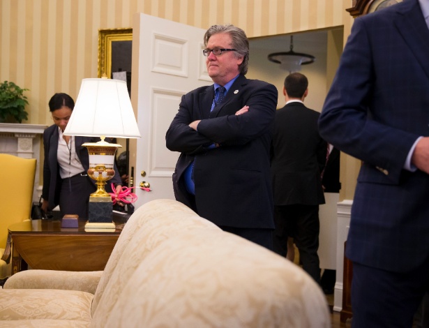 Steve Bannon no salão oval da Casa Branca, em Washington - ERIC THAYER/NYT