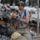 20.set.2017 -  Cachorro é retirado de escombros de edifício destruído após forte terremoto atingir a Cidade do México - YURI CORTEZ/AFP