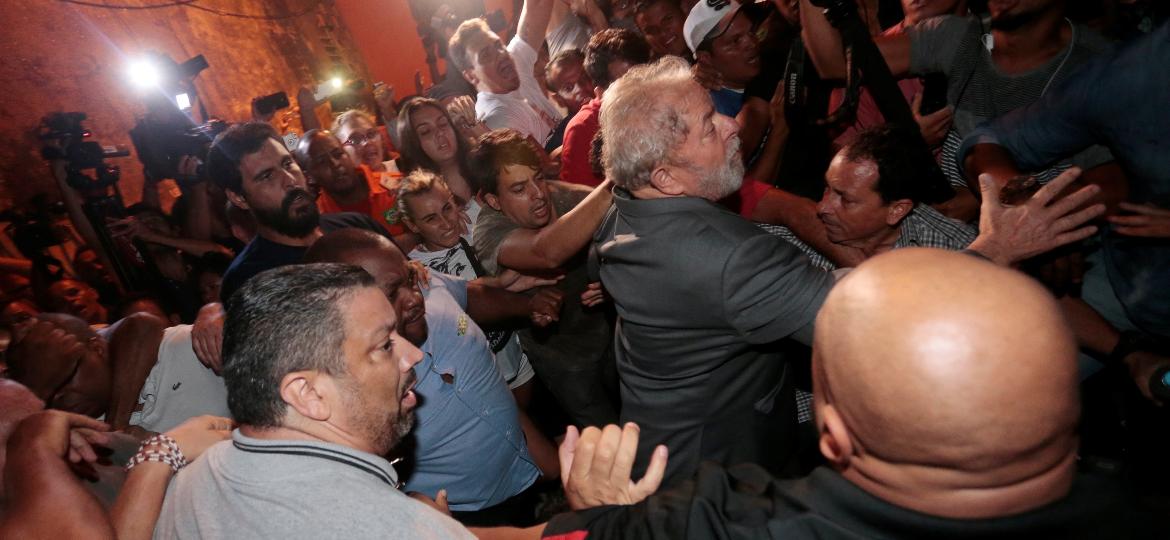 Ex-presidente Luiz Inácio Lula da Silva deixa o Sindicato dos Metalúrgicos do ABC para se apresentar à Polícia Federal - Leonardo Benassatto/Reuters