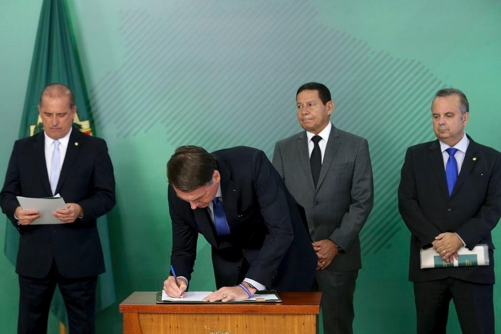 Resultado de imagem para bolsonaro assina