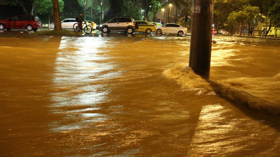 Uma forte chuva que caiu na cidade do Rio de Janeiro no início da noite desta segunda-feira, 8, deixou vias completamente inundadas. como na Avenida Maracanã, esquina com Rua Eurico Rabelo - ELDIO SUZANO/ESTADÃO CONTEÚDO
