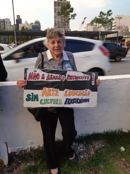 30.mai.2019 - Ana Dulce Maraschin, 85, na manifestação contra os bloqueios na educação em São Paulo - Pedro Graminha/UOL