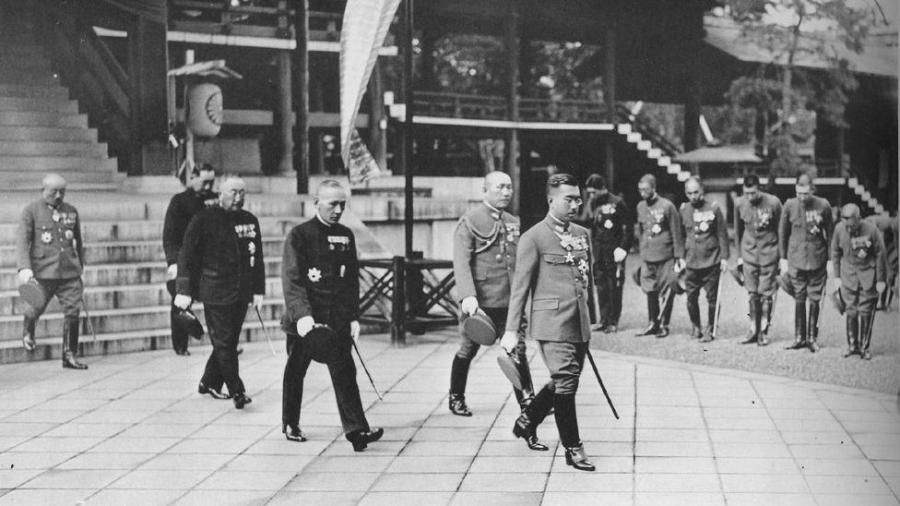 O imperador Hirohito em visita feita em 1935 ao santuário xintoísta Yasukuni (Tóquio), que honra soldados japoneses mortos em guerra - BBC