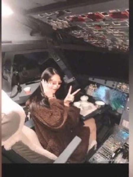 Passageira toma chá em cabine do piloto durante voo da Air Guilin  - Reprodução/Twitter