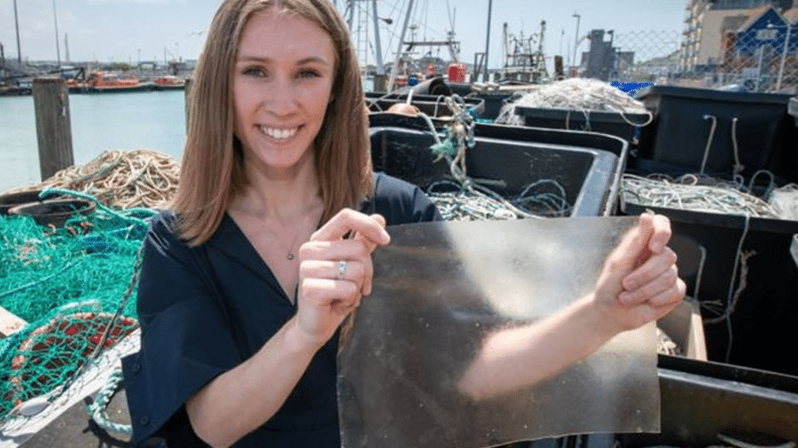 Designer britânica Lucy Hughes, de 24 anos, criou alternativa ao plástico feita de restos de peixe que é biodegradável - DYSON IMAGERY