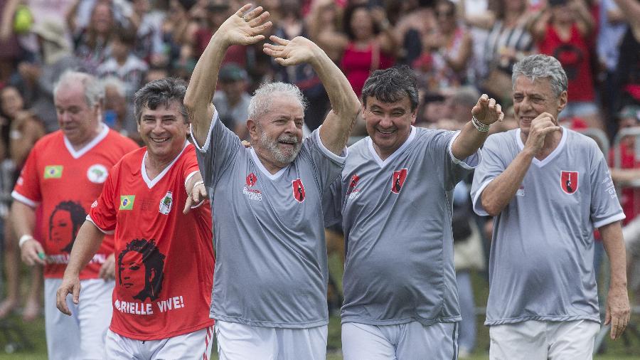 Ex-presidente Lula comemora gol ao lado do deputado Simon Pedro e do cantor Chico Buarque em partida no campo Dr. Sócrates e, Guararema, interior de SP - Eduardo Knapp/Folhapress