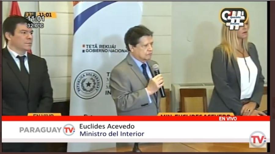 O ministro do Interior do Paraguai durante entrevista coletiva. Euclides Acevedo anunciou que o país fechará fronteiras e aeroportos - Reprodução/Twitter