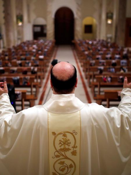 O padre Don Giancarlo Ruggieri gesticula enquanto transmite uma missa do domingo de Páscoa de uma igreja vazia na Itália - ALESSANDRO GAROFALO/REUTERS