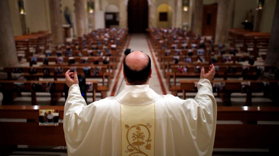 Padre transmite missa de Páscoa de uma igreja vazia na Itália, em abril de 2020 - ALESSANDRO GAROFALO/REUTERS