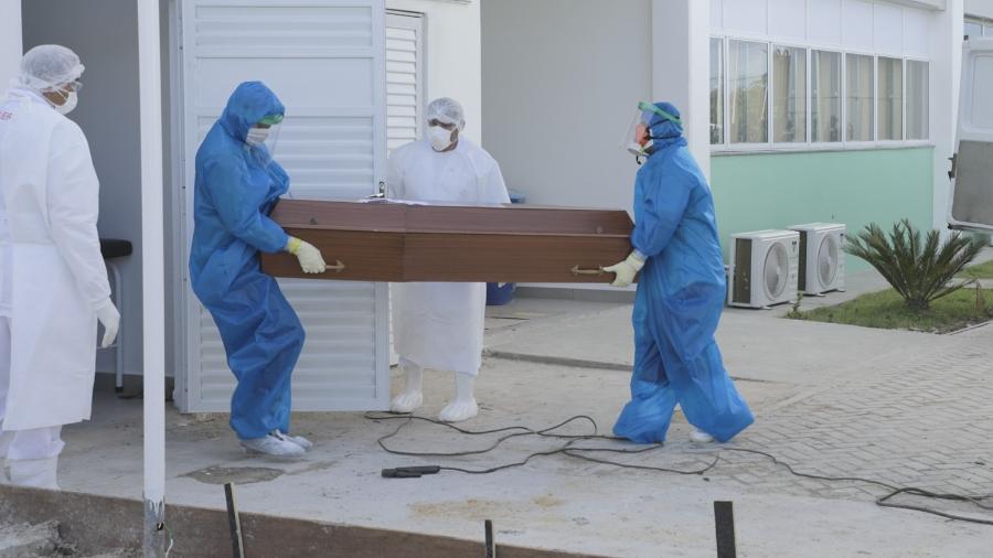 Agentes funerários fazem traslado de corpo em Manaus - Pablo Trindade/Agif/Estadão Conteúdo