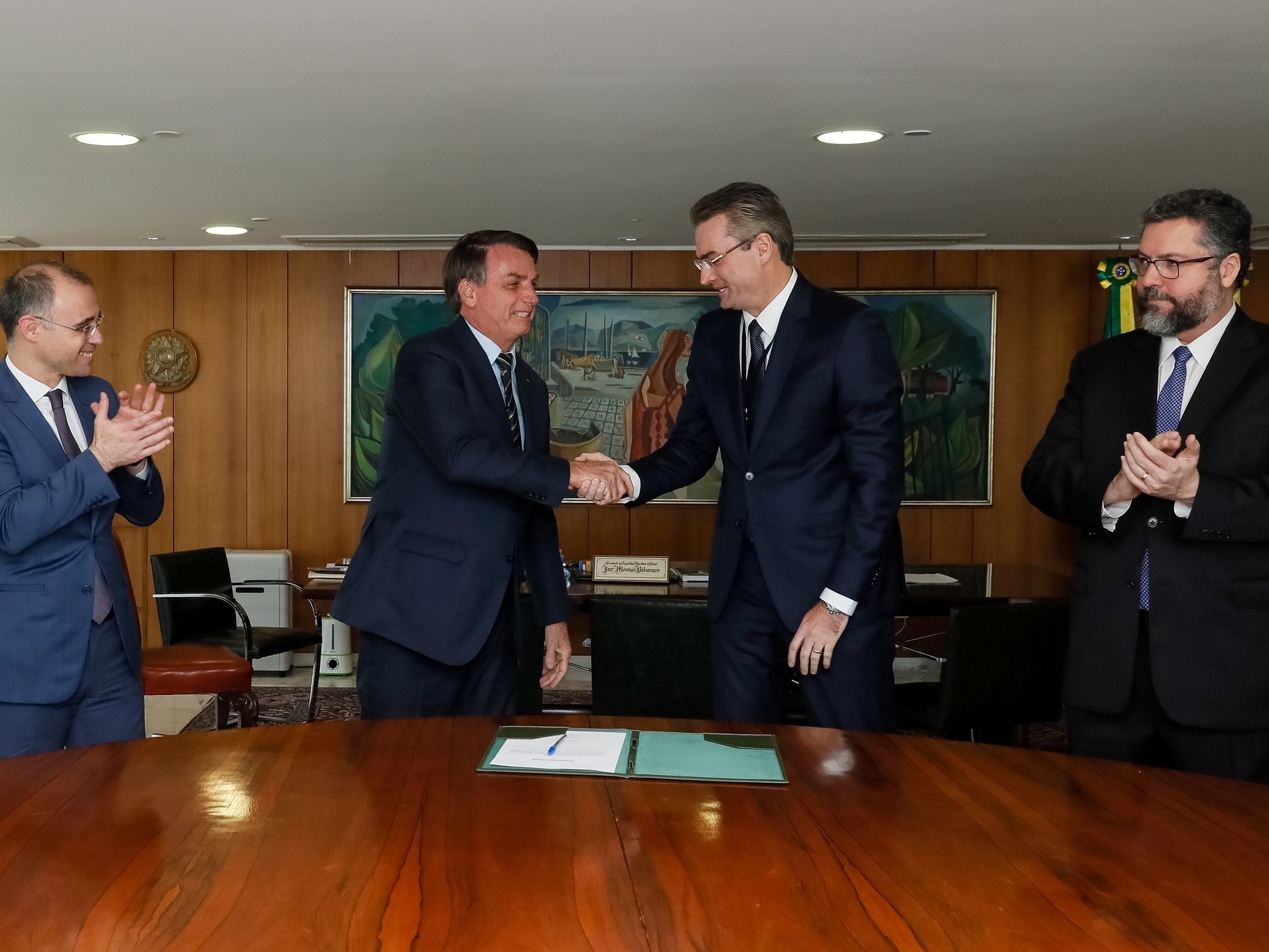 Forças Armadas, Moro e trocas na PF: o dia de Bolsonaro em meio à pandemia
