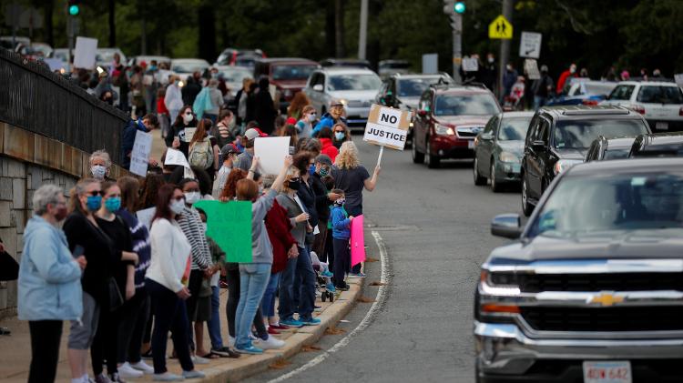 As pessoas participam dos protestos após a morte de George Floyd, em Boston, Massachusetts - BRIAN SNYDER/REUTERS - BRIAN SNYDER/REUTERS