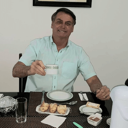 Jair Bolsonaro (sem partido) posta foto tomando café da manhã - Reprodução/Twitter