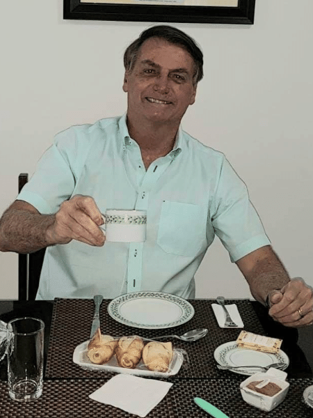 Jair Bolsonaro (sem partido) posta foto tomando café da manhã - Reprodução/Twitter