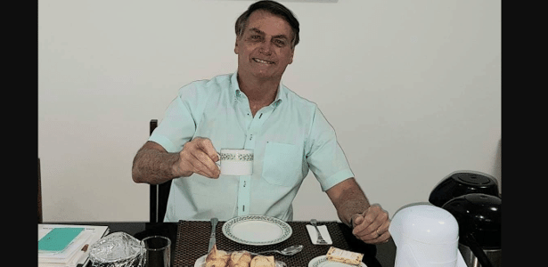 Jair Bolsonaro (sem partido) posta foto tomando café da manhã