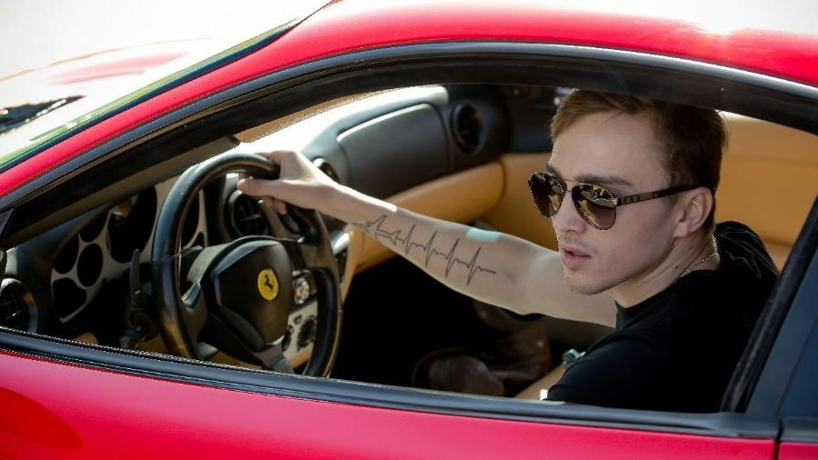 O fotógrafo brasileiro de origem russa Artem Shestakov, ao volante de uma Ferrari; quando contraiu covid, alugou um Lamborghini com desconto - Arquivo Pessoal
