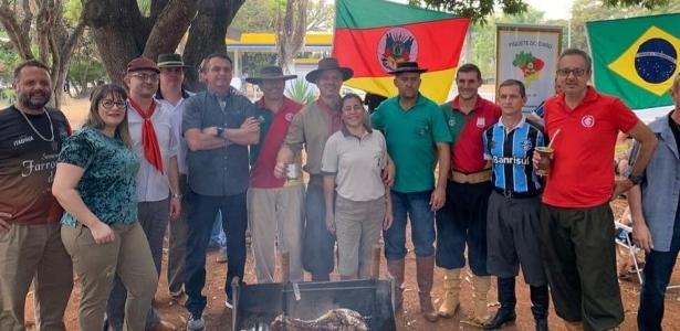 Churrasco | Jair Bolsonaro vai a evento do Dia do Gaúcho em Brasília e posa para foto