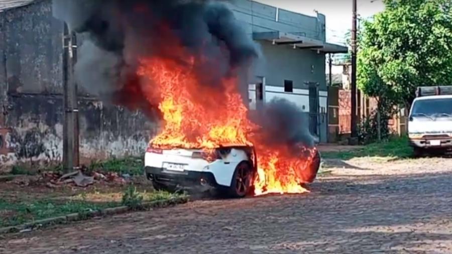 22.set.2020 - Chevrolet Camaro incendiado na cidade de Pedro Juan Caballero (Paraguai) - Divulgação/Polícia Nacional do Paraguai