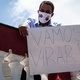 29.nov.2020 - O candidato do PSOL à Prefeitura de São Paulo, Guilherme Boulos, apareceu na sacada de sua casa e exibiu um cartaz com a frase "Vamos virar!", no bairro do Campo Limpo, na zona sul de São Paulo, perto das 12h30 deste domingo, 29, dia do segundo turno das eleições municipais. - FELIPE RAU/ESTADÃO CONTEÚDO