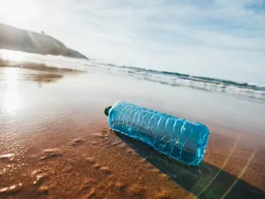 Inovação e moda sustentável: empresa tira do mar plástico usado em tênis