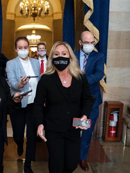 A deputada republicana Marjorie Taylor Greene foi à sessão da Câmara usando máscara com a palavra "censurada" - Stefani Reynolds/ Getty Images/ AFP