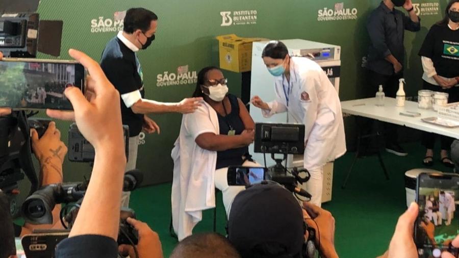 A enfermeira Mônica Calazans não sabia que seria a primeira brasileira vacinada contra a covid - Leonardo Martins/UOL