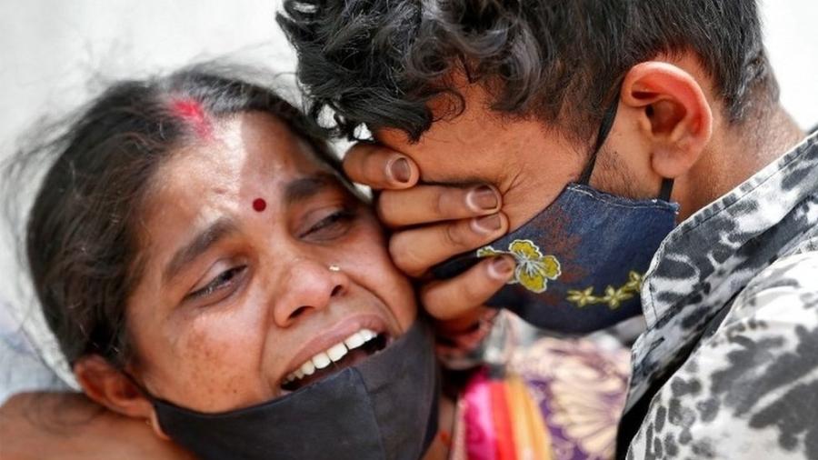 Índia registrou recorde mundial de novos casos de covid: 361 mil na quarta-feira (28) - Reuters