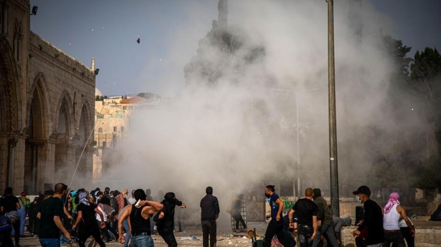 10.mai.21 - A polícia israelense usa gás lacrimogêneo, balas de borracha e granadas de choque para dispersar os palestinos que estavam de guarda na Esplanada das Mesquitas, em Jerusalém Oriental - Anadolu Agency/Anadolu Agency via Getty Images