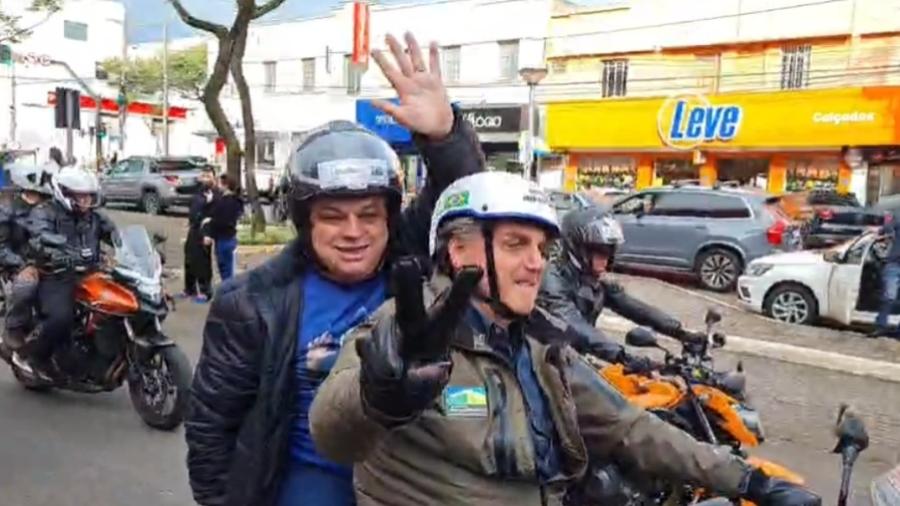 O presidente Jair Bolsonaro com o prefeito João Rodrigues durante motociata em Chapecó - Reprodução/Facebook