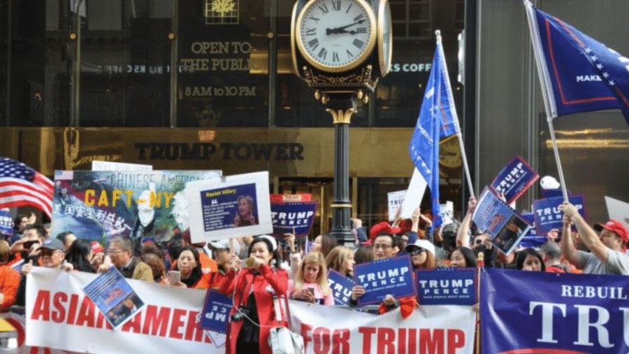 Apoiadores de Trump asiáticos e sino-americanos durante uma manifestação em Manhattan, em 2016 - Getty Images