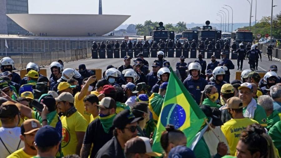 Policiais militares isolam área próxima ao Congresso Nacional para evitar aproximação de manifestantes pró-Bolsonaro - AFP