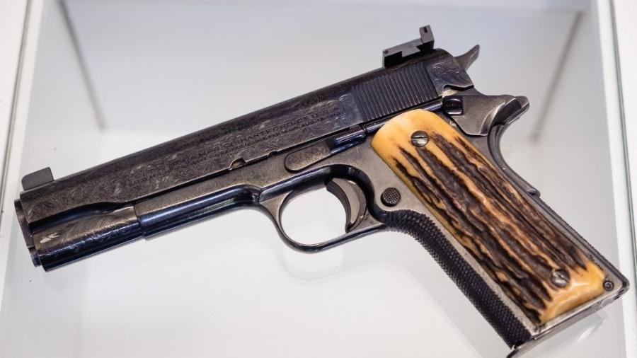 A arma de mão calibre .45 "favorita" de Al Capone é exposta na casa de leilões Witherell em Sacramento, Califórnia - Nick Otto / AFP