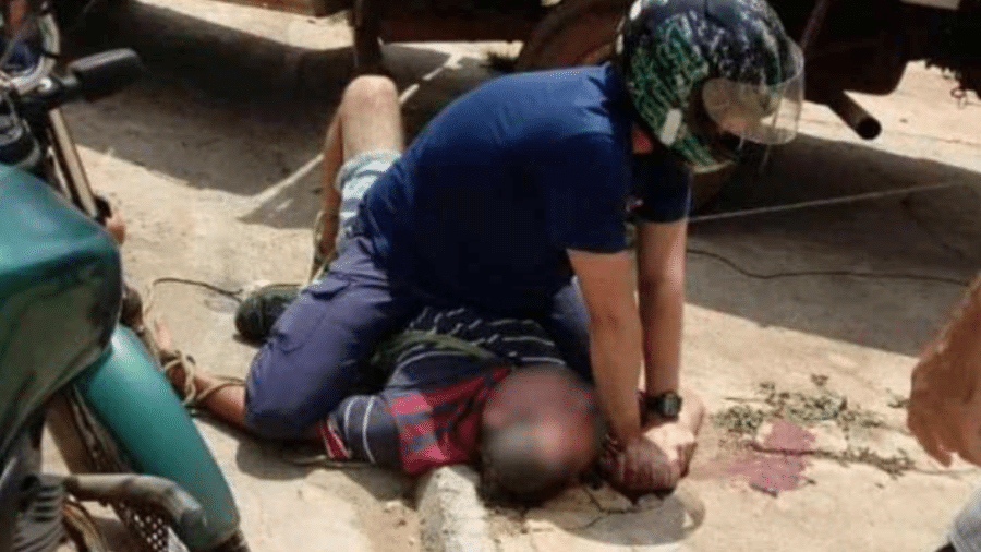 Filho, de capacete, imobilizou o pai no chão - Reprodução/TV Anhanguera