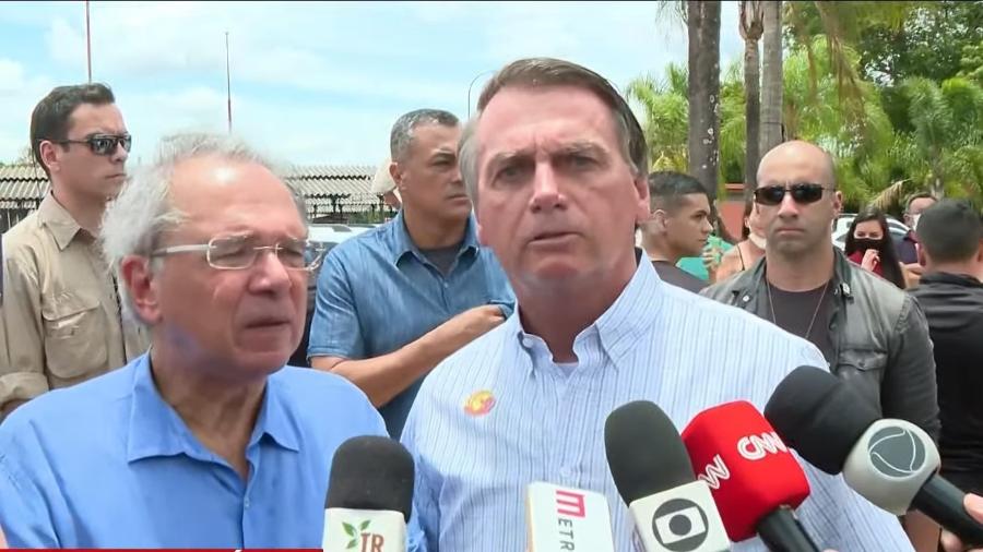 O presidente Jair Bolsonaro e o ministro Paulo Guedes durante visita a feira de pássaros, no domingo, em Brasília - Reprodução/ CNN