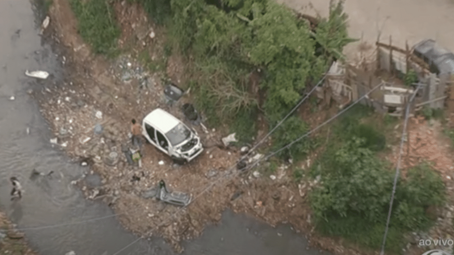 "Brasil Urgente" mostrou ao vivo carro após desmonte e procura de policiais por suspeitos, na Zona Leste de SP  - Reprodução/Band
