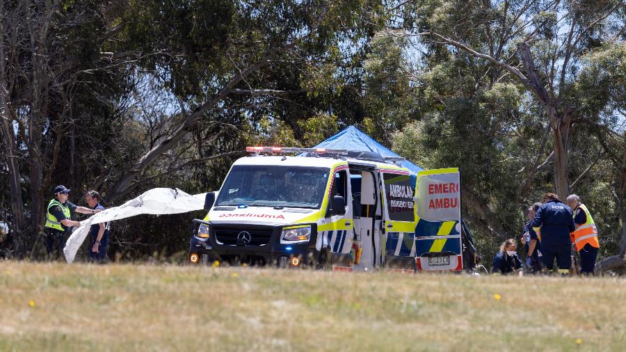 Equipes de resgate atendem as vítimas de um acidente com um brinquedo inflável em uma escola na Austrália -  AAP Image/Grant Wells