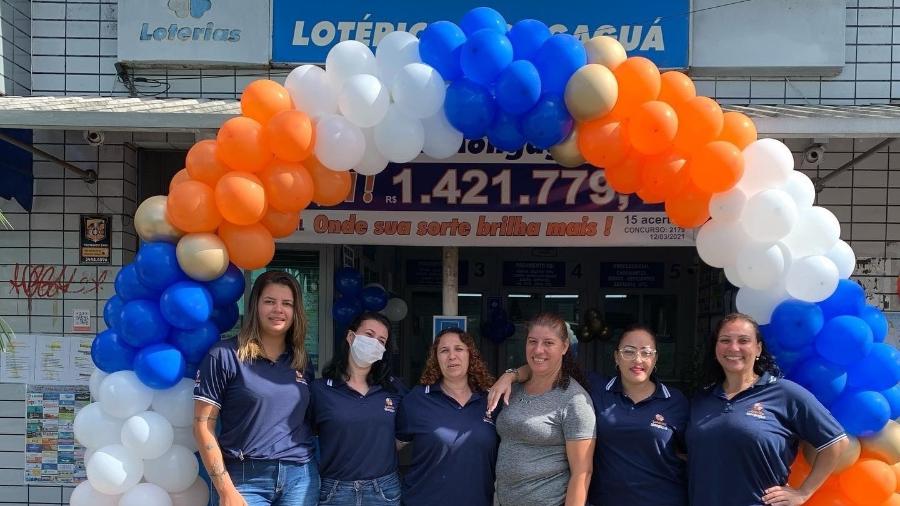 Funcionárias da Lotérica Mongaguá, na baixada santista, celebram vitória de apostador - Reprodução/Facebook