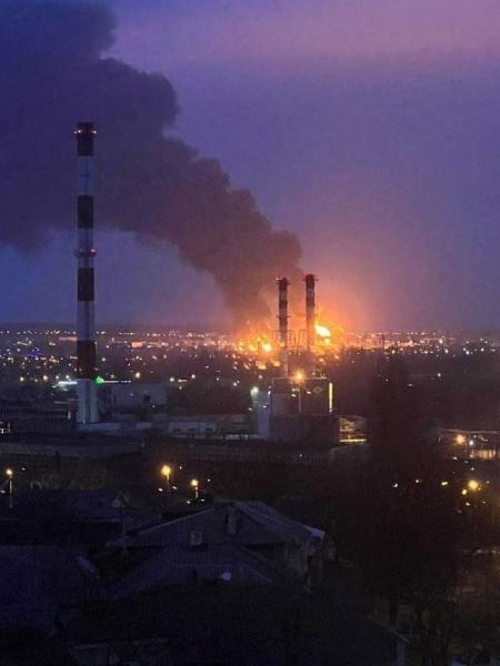 1º.abr.2022 - Depósito de petróleo ficou em chamas após ataque em Belgorod, na Rússia - Reprodução/Telegram/bazabazon