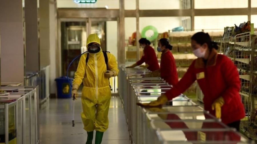 Analistas apontam que norte-coreanos estão mais vulneráveis ao vírus devido à falta de vacinas e à precariedade do sistema de saúde - AFP