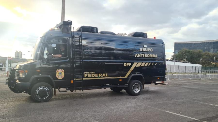 Caminhão da equipe antibomba da PF chega ao TSE, que reforçou a segrança para a posse de Moraes - Leonardo Martins/UOL