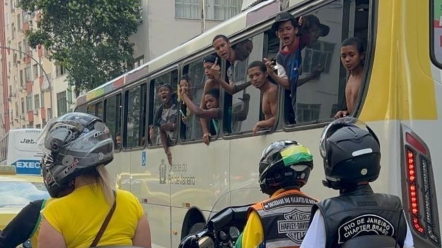 7.set.2022 - Passageiros de ônibus vaiam apoiadores do presidente Jair Bolsonaro (PL) e gritam o nome do ex-presidente Lula (PT), em Copacabana, no Rio - Lola Ferreira/UOL