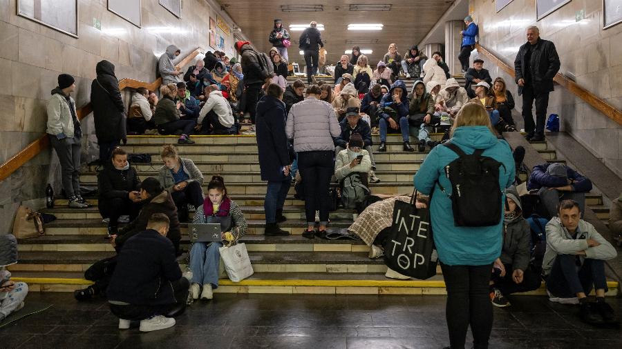 11.out.2022 - Pessoas se abrigam dentro de uma estação de metrô durante um ataque com mísseis russos em Kiev, na Ucrânia - REUTERS/Viacheslav Ratynskyi