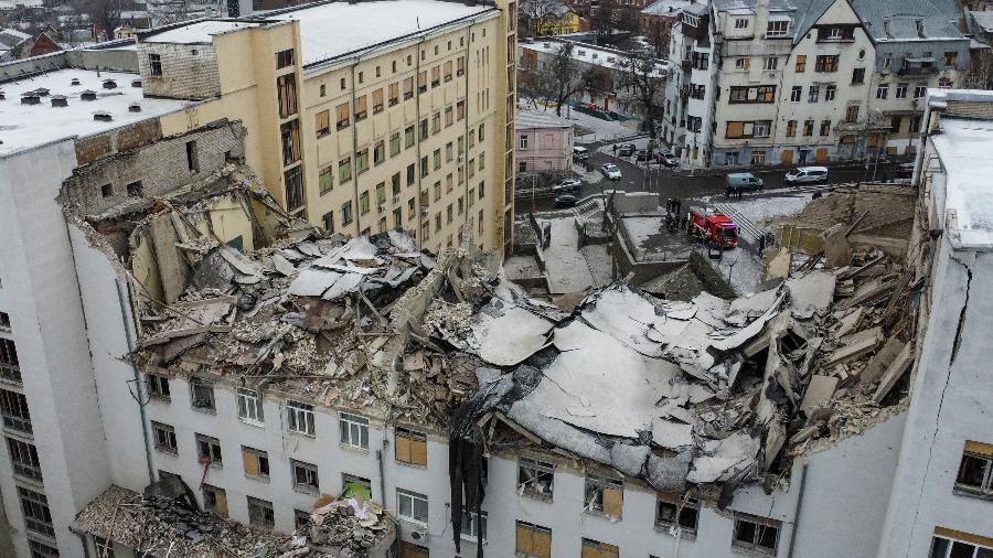 Uma vista mostra um prédio da Universidade Nacional de Economia Urbana fortemente danificado por um ataque de míssil russo, em meio ao ataque da Rússia à Ucrânia, no centro de Kharkiv, Ucrânia, 5 de fevereiro de 2023 - STRINGER/REUTERS