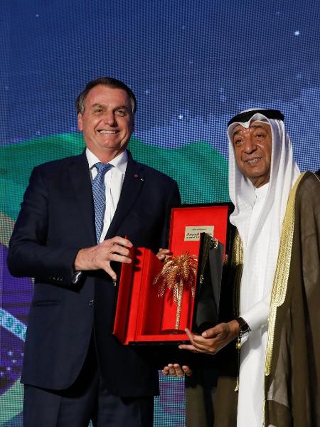 16.nov.2021 - Bolsonaro recebe 'árvore dourada' na cerimônia de encerramento do Seminário Empresarial da Câmara de Comércio Árabe-Brasileira