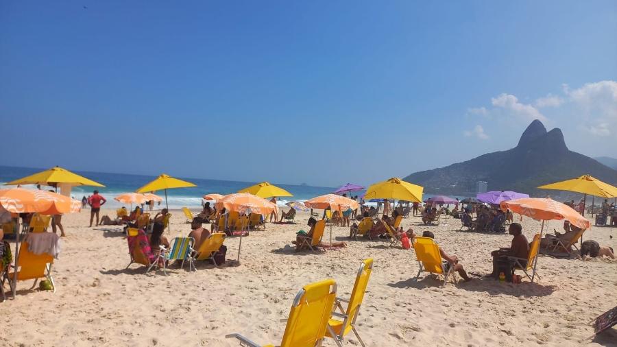 Dia de sol e calor na praia de Ipanema, no Rio de Janeiro