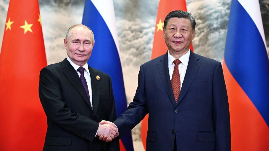 Presidentes da Rússia, Vladimir Putin, e da China, Xi Jinping, durante encontro em Pequim