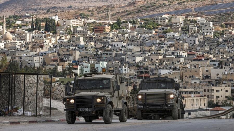 Veículos militares israelenses passam pela Cisjordânia ocupada  - 10.out.2024-JAAFAR ASHTIYEH / AFP